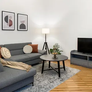 https://wawelove-pisudskiego-3-bedroom-apt-with-balcony-and.krakowhotelspoland.com